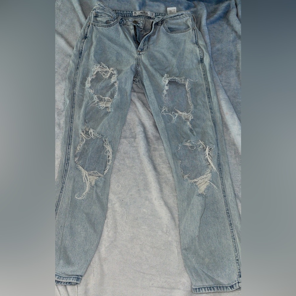 Hollister Curvy High-Rise Mom Jean. Size 7.